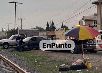 Tras estar mal estacionado, tren arrolla a vehículo en Huamantla.