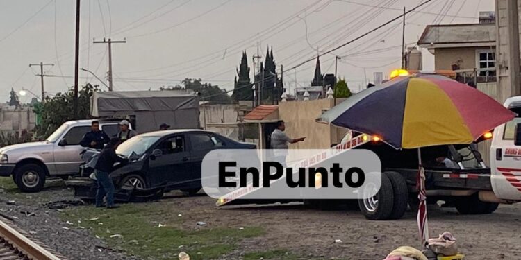 Tras estar mal estacionado, tren arrolla a vehículo en Huamantla.