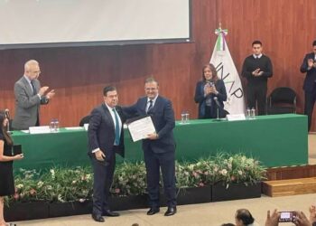 Con la presencia de Lázaro Cárdenas Batel y Héctor Vasconcelos, Marcelo Ebrard recibe Doctorado Honoris Causa