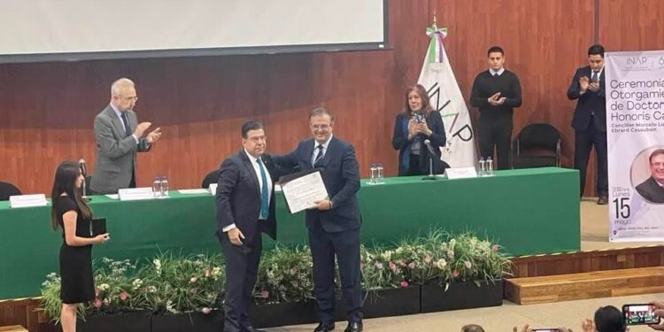 Con la presencia de Lázaro Cárdenas Batel y Héctor Vasconcelos, Marcelo Ebrard recibe Doctorado Honoris Causa
