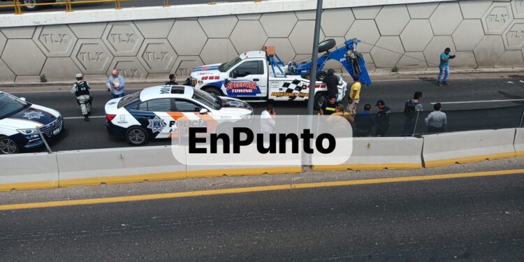 Impacta trailer contra vehículos en Apetatitlán.