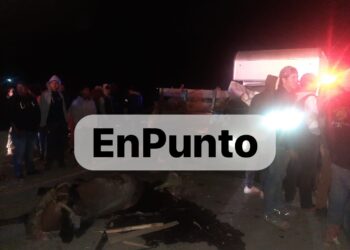Prenden fuego pobladores de San José Xicohténcatl a camioneta que se impactó contra una carreta.