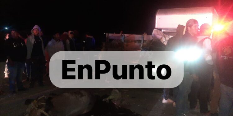 Prenden fuego pobladores de San José Xicohténcatl a camioneta que se impactó contra una carreta.