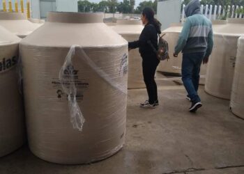 Benefician a familias de Tequexquitla con tinacos.