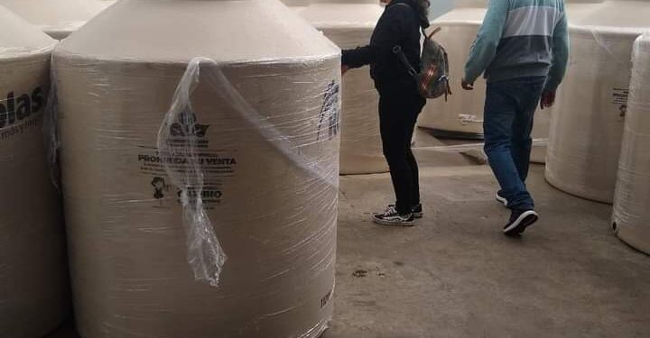 Benefician a familias de Tequexquitla con tinacos.