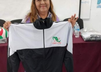 Entregan uniformes en Tequexquitla a estudiantes que participarán en encuentros deportivos.