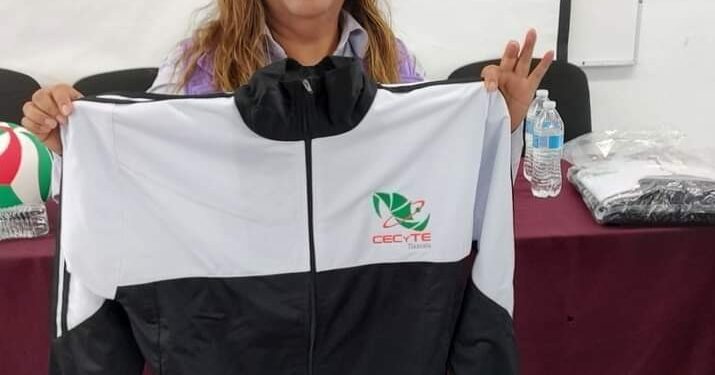 Entregan uniformes en Tequexquitla a estudiantes que participarán en encuentros deportivos.