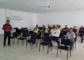 Integrantes de BRIASA Huamantla imparten capacitación de prevención de tormentas y ciclones.
