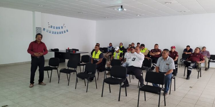 Integrantes de BRIASA Huamantla imparten capacitación de prevención de tormentas y ciclones.