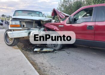 Deja daños materiales choque en la colonia El Valle en Huamantla.