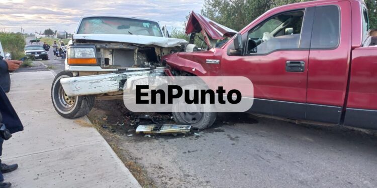 Deja daños materiales choque en la colonia El Valle en Huamantla.