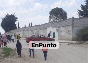 Presidente de comunidad de Zaragoza utiliza su vehículo para cerrar calle alterna ante ejecución de obras en Huamantla.