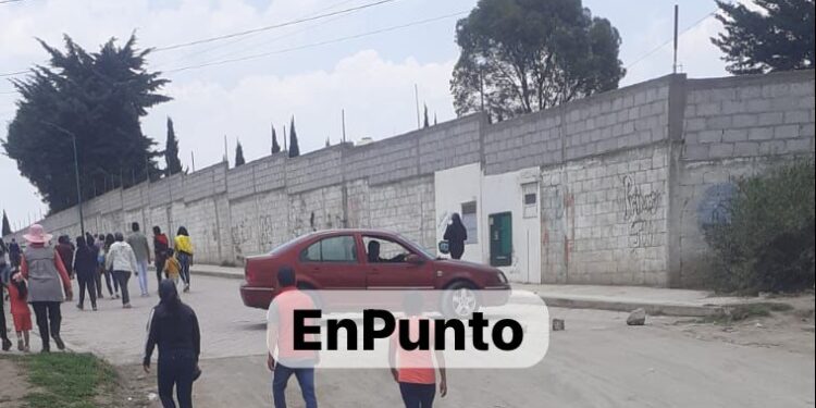 Presidente de comunidad de Zaragoza utiliza su vehículo para cerrar calle alterna ante ejecución de obras en Huamantla.