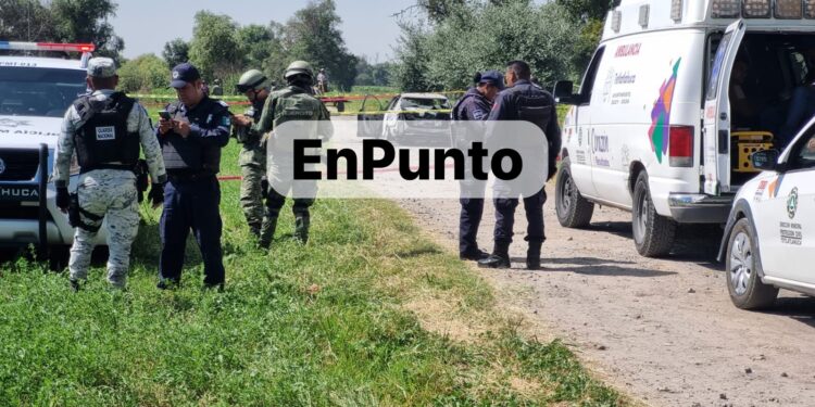 Localizan a persona dentro de un automóvil calcinado en Tetlatlahuca.