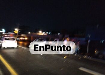 Por manejar bajo influjos de alcohol, hombre atropella a mujer y choca contra varios vehículos en Totolac.