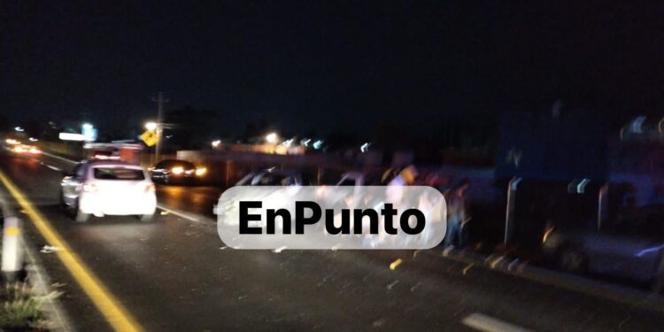 Por manejar bajo influjos de alcohol, hombre atropella a mujer y choca contra varios vehículos en Totolac.