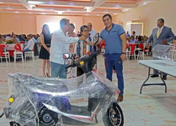 Celebra UATx a agremiados del STEIESET