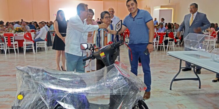 Celebra UATx a agremiados del STEIESET