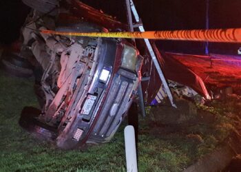 Muere comerciante al ser asaltado a bordo de su camioneta en la México-Veracruz; su cuerpo quedó atrapado dentro de la unidad.