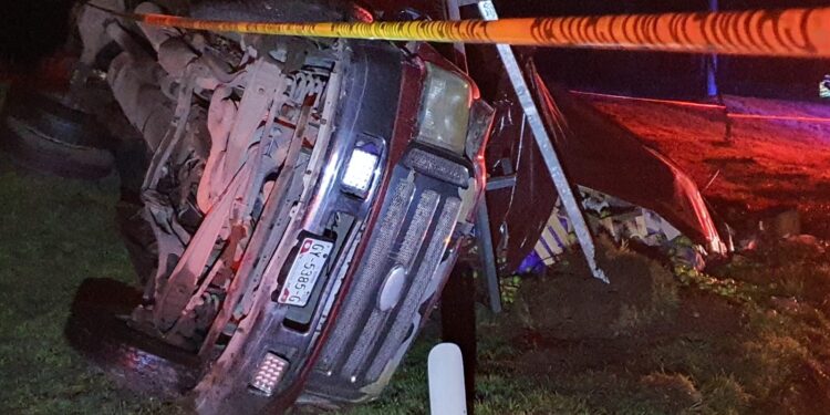 Muere comerciante al ser asaltado a bordo de su camioneta en la México-Veracruz; su cuerpo quedó atrapado dentro de la unidad.