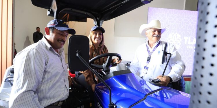 Entregan 135 mdp en apoyos para el impulso y mecanización del campo tlaxcalteca