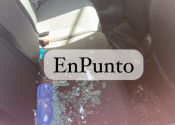 Dan “cristalazos” a dos vehículos de maestros en Huamantla.