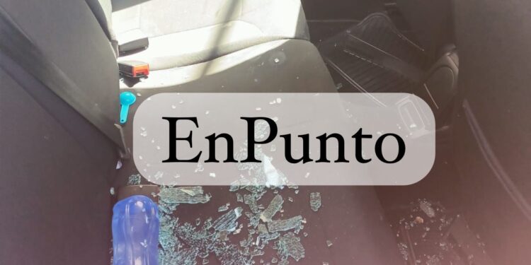 Dan “cristalazos” a dos vehículos de maestros en Huamantla.