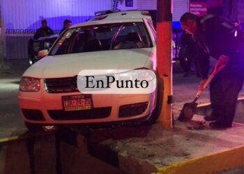 Colapsa vehículo contra luminaria en Huamantla.