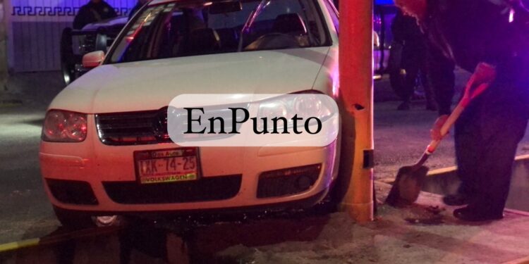 Colapsa vehículo contra luminaria en Huamantla.