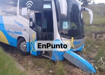 Se accidenta autobús que traslada a maestros, deja tres lesionados en Atltzayanca.