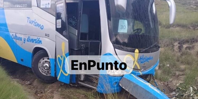 Se accidenta autobús que traslada a maestros, deja tres lesionados en Atltzayanca.