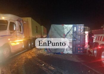 Vuelca camión cargado de papas en el libramiento de Apizaco.