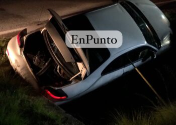 Vuelca automóvil sobre la cuneta en Huamantla.