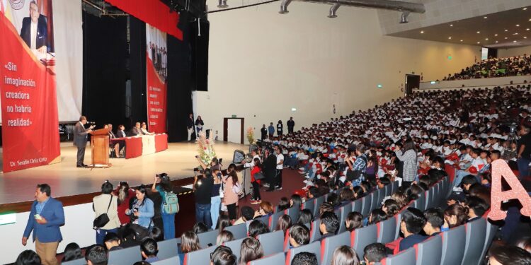 La UATx culturiza y transforma a la sociedad: Rector