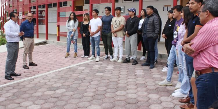 Delegado Carlos Luna y Empresarios equipan campus universitario