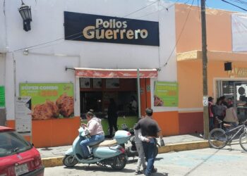 Tras “la huamantlada” borrachos golpean a empleados de pollería, hay tres lesionados.
