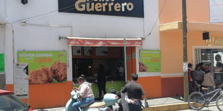 Tras “la huamantlada” borrachos golpean a empleados de pollería, hay tres lesionados.