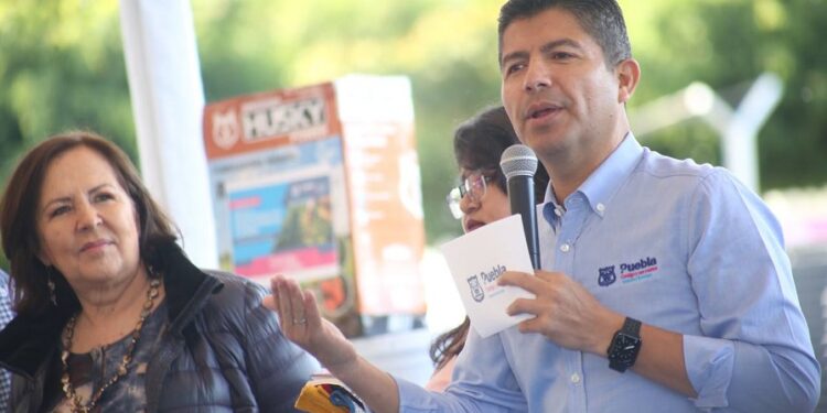 Ayuntamiento de Puebla entrega apoyos a emprendedores, comités y productores locales.