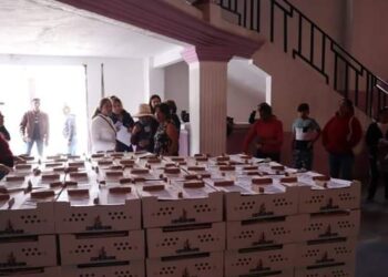 Entrega ayuntamiento de Tequexquitla paquetes de aves de postura.