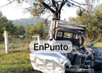 Salvan la vida 2 hombres tras volcar su unidad y ser consumida en llamas en el libramiento Apizaco.