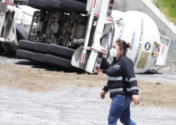 Vuelca trailer cargado de cloro en Tocatlan.