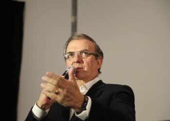 Marcelo Ebrard presenta a Morena recurso de impugnación de la encuesta.