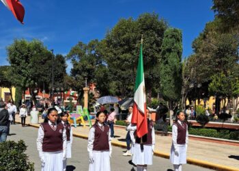 Participa Técnica 43 en Desfile Patrio en Huamantla.
