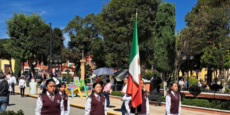Participa Técnica 43 en Desfile Patrio en Huamantla.
