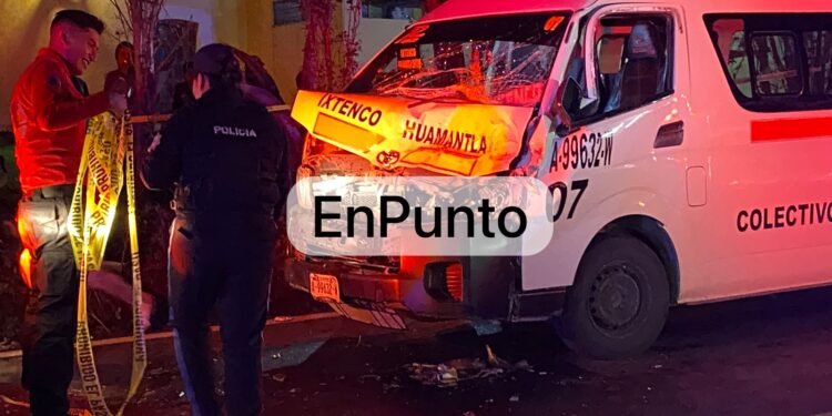 Deja accidente chofer de una colectiva prensado en Huamantla; el responsable huyó.