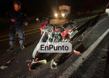 Tras accidente, quedan jitomates sobre la carretera Huamantla – Terrenate; un motociclista derrapó.