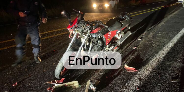 Tras accidente, quedan jitomates sobre la carretera Huamantla – Terrenate; un motociclista derrapó.