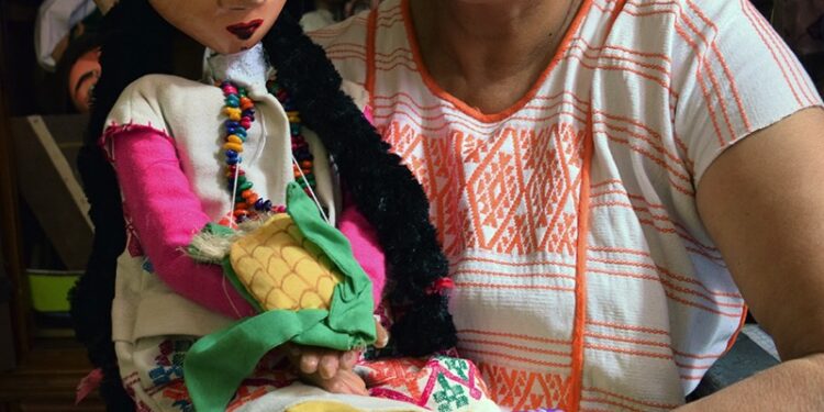 Realiza grupo titiritero de Huamantla actividades en planteles educativos.