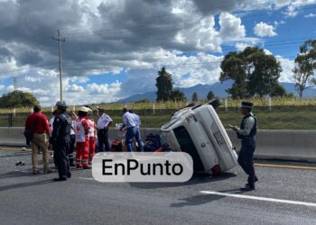 Salva la vida conductor tras volcar su unidad sobre la México-Veracruz en Huamantla.