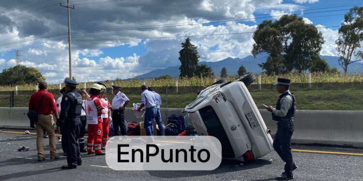 Salva la vida conductor tras volcar su unidad sobre la México-Veracruz en Huamantla.